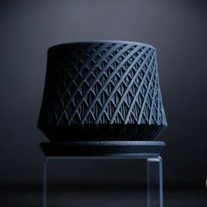 Nowoczesna doniczka z podstawką – minimalistyczny design z geometrycznym wzorem