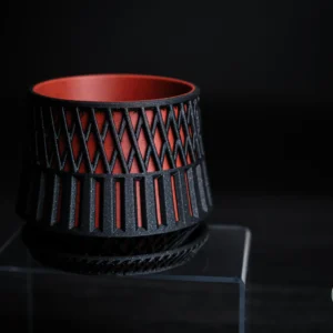 Nowoczesna doniczka z podstawką i geometrycznym wzorem